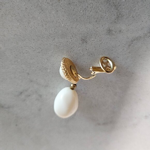 CREAM GRADUATED BEAD 31" L NECKLACE WITH MATCHING CROWN TRIFARI CLIP-ON EARRINGS - Picture 10 of 10